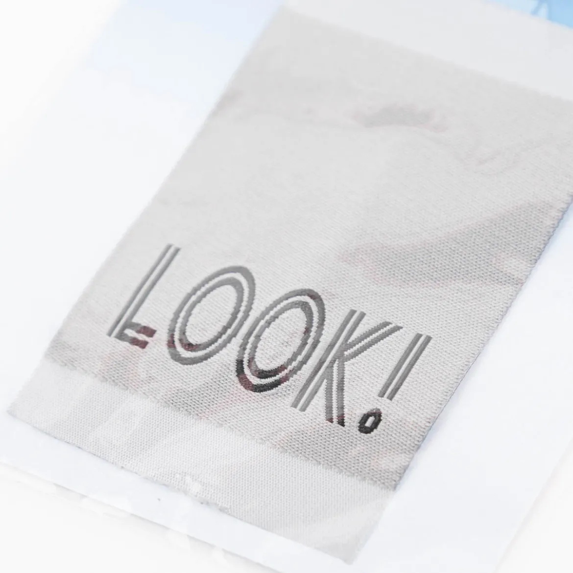Applikation LOOK! Jeanslabel zum Aufnähen grau 46x74mm von Prym