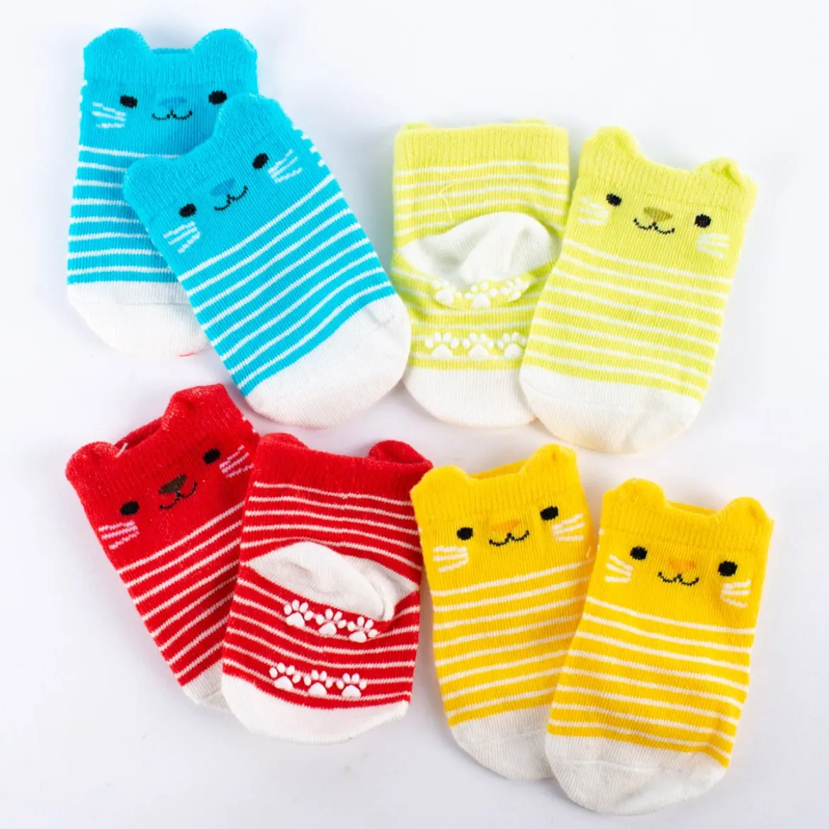 Baby Söckchen Katze Cookie 4er Set in Geschenkbox grün blau rot braun 13,5x13,5cm