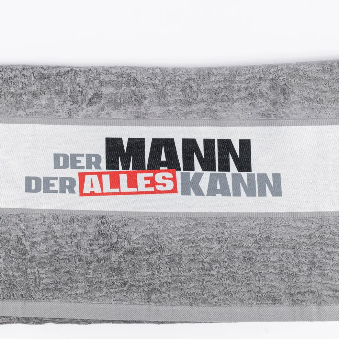 Badetuch aus Baumwolle Der Mann der alles kann grau schwarz rot 70x140cm von La Vida