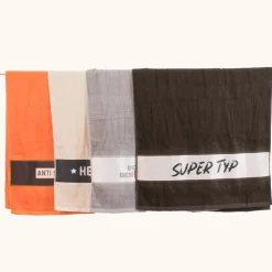 Badetuch aus Baumwolle Held des Tages beige schwarz weiß orange 70x140cm von La Vida