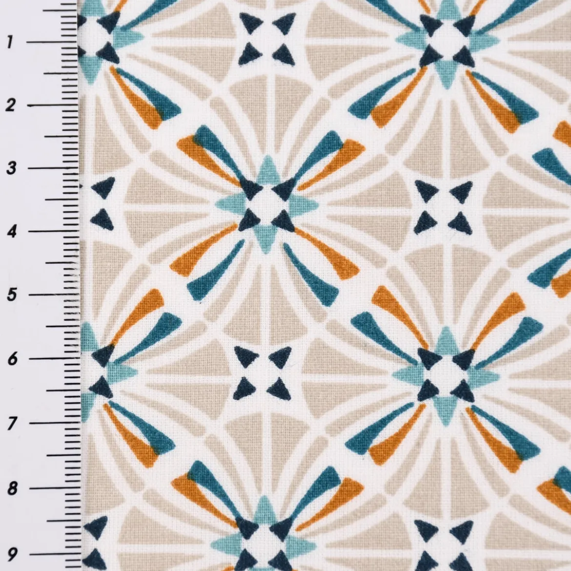 Baumwollstoff CAPUCINE Mandala Retro Blume grafisch weiß beige petrol ocker 1,50m Breite