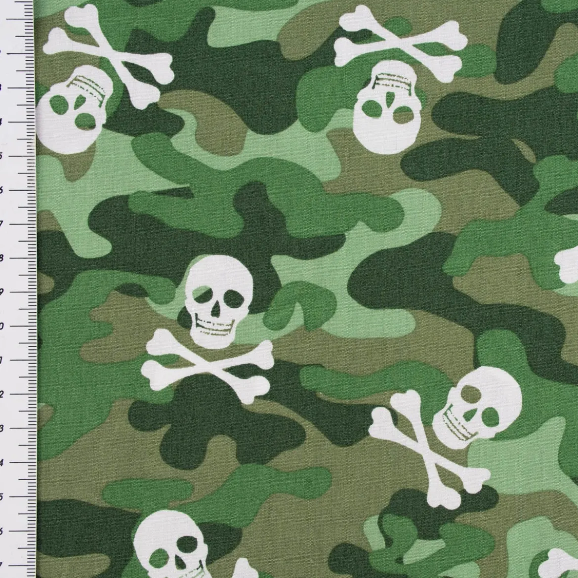 Baumwollstoff Popeline Camouflage Totenköpfe grün 1,44m Breite