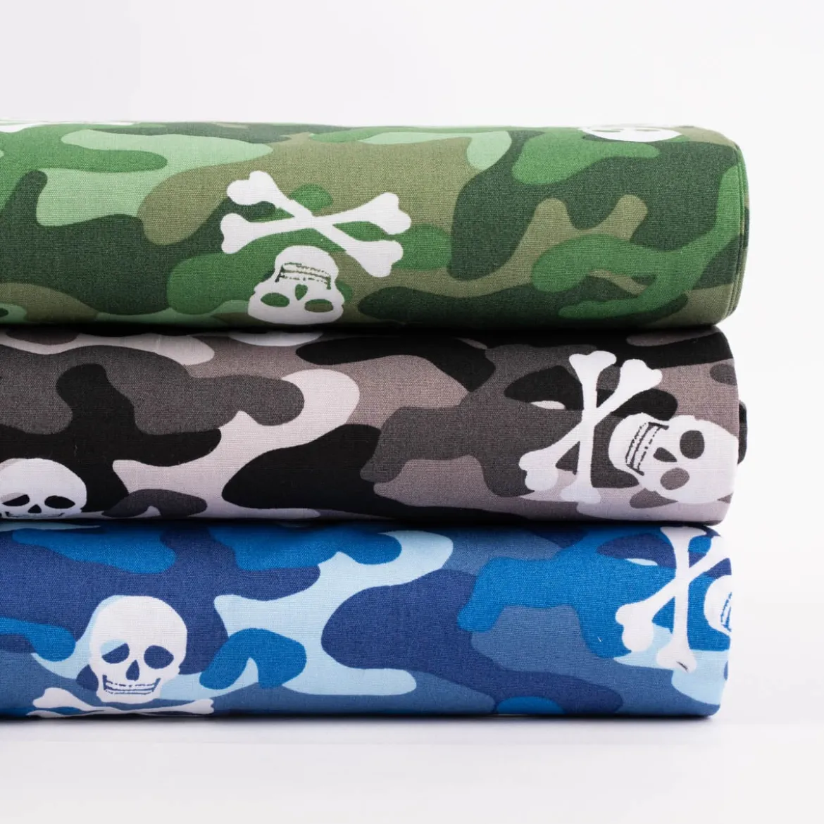 Baumwollstoff Popeline Camouflage Totenköpfe grün 1,44m Breite