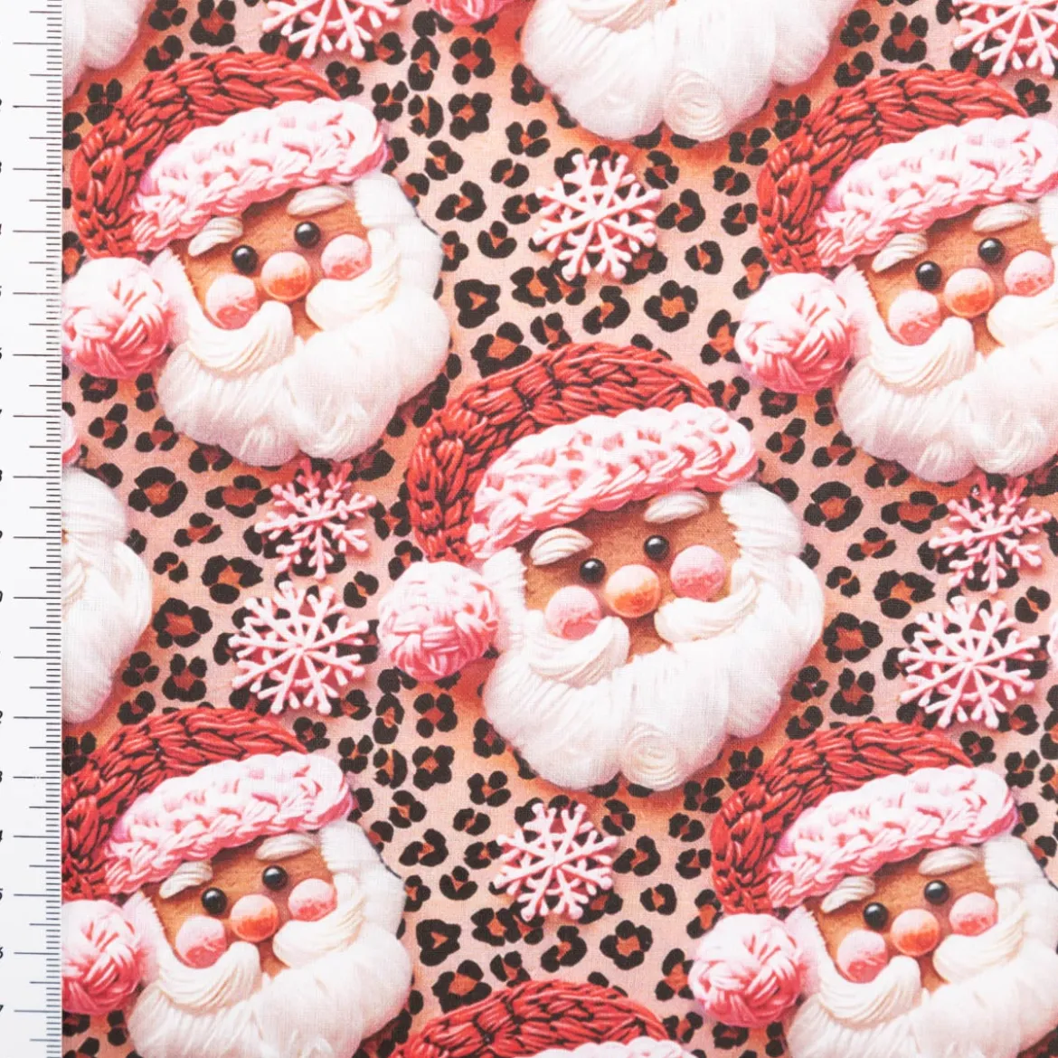 Baumwollstoff Popeline Digitaldruck Weihnachtsstoff Pereleo Weihnachtsmann Leo beige rosa 1,47m Breite
