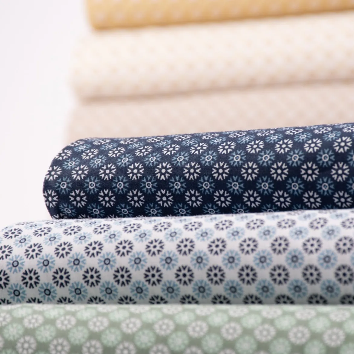 Baumwollstoff Popeline Minimals Blümchen Kreis-Ornamente weiß dunkelblau 1,48m Breite