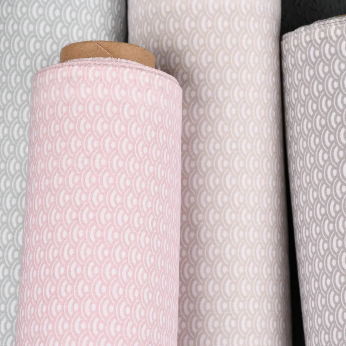 Baumwollstoff SAIJO Wellen Bögen grafisch weiß rosa 1,5m Breite