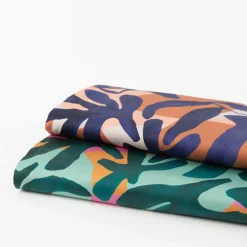 Baumwollstoff Satin Stoff Cotton Satin Digital Leaves blau 1,48m Breite