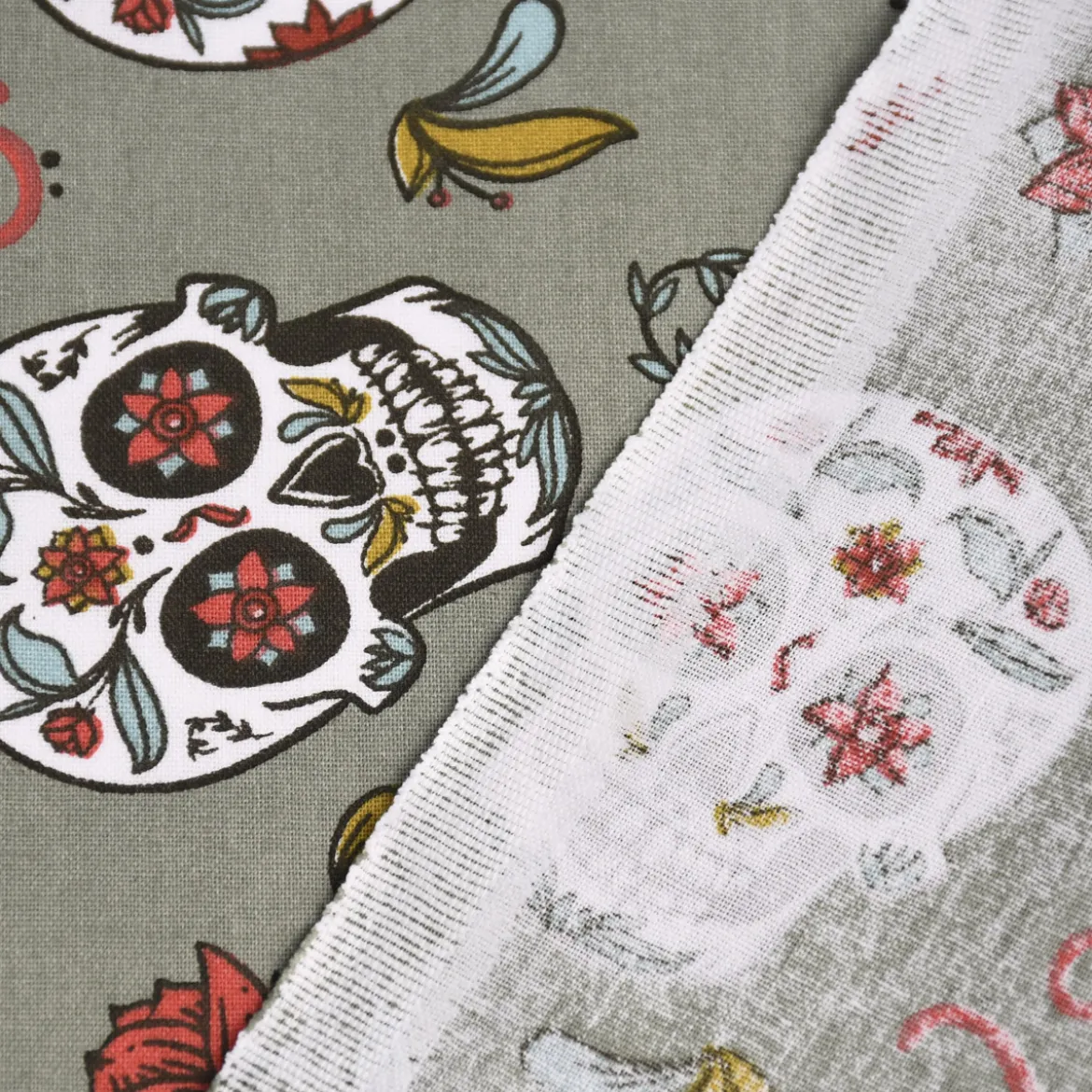 Baumwollstoff Totenköpfe Blumen Blätter altgrün rot mint 1,5m Breite