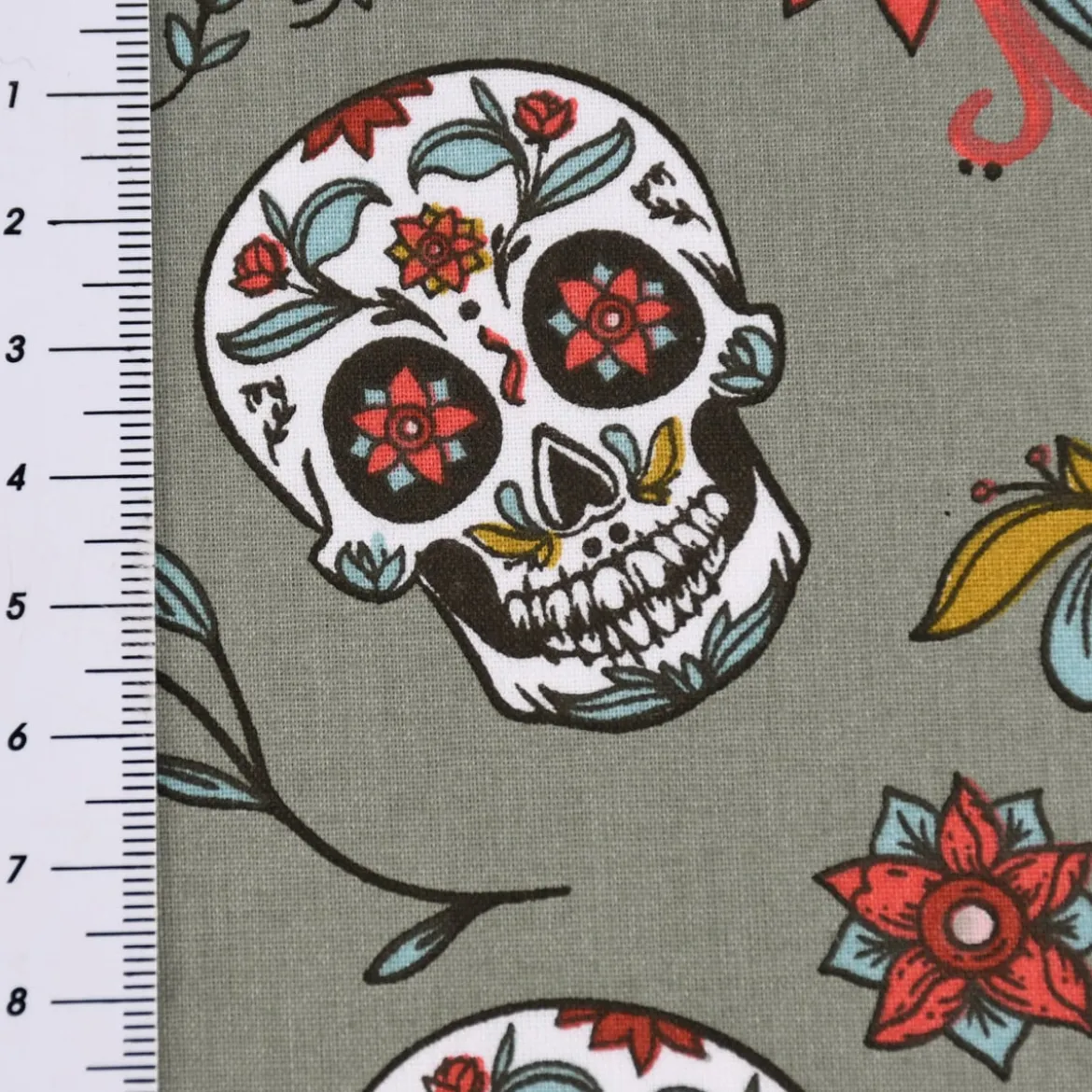 Baumwollstoff Totenköpfe Blumen Blätter altgrün rot mint 1,5m Breite