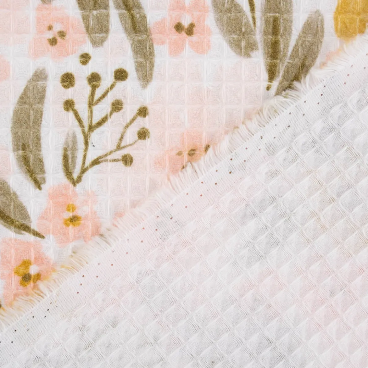 Bekleidungsstoff Waffelpique Digitaldruck Blumen Blätter weiß rosa senf grün 1,45m Breite