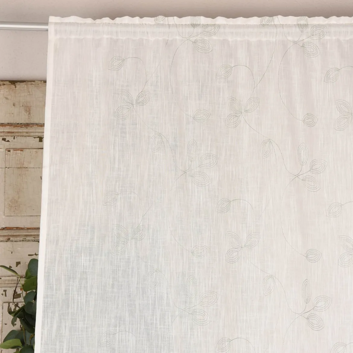 Bio Gardine transparenter Vorhangschal aus Bio Baumwolle mit Blätterstickerei und natürlicher Leinenstruktur weiß grün 140x245cm