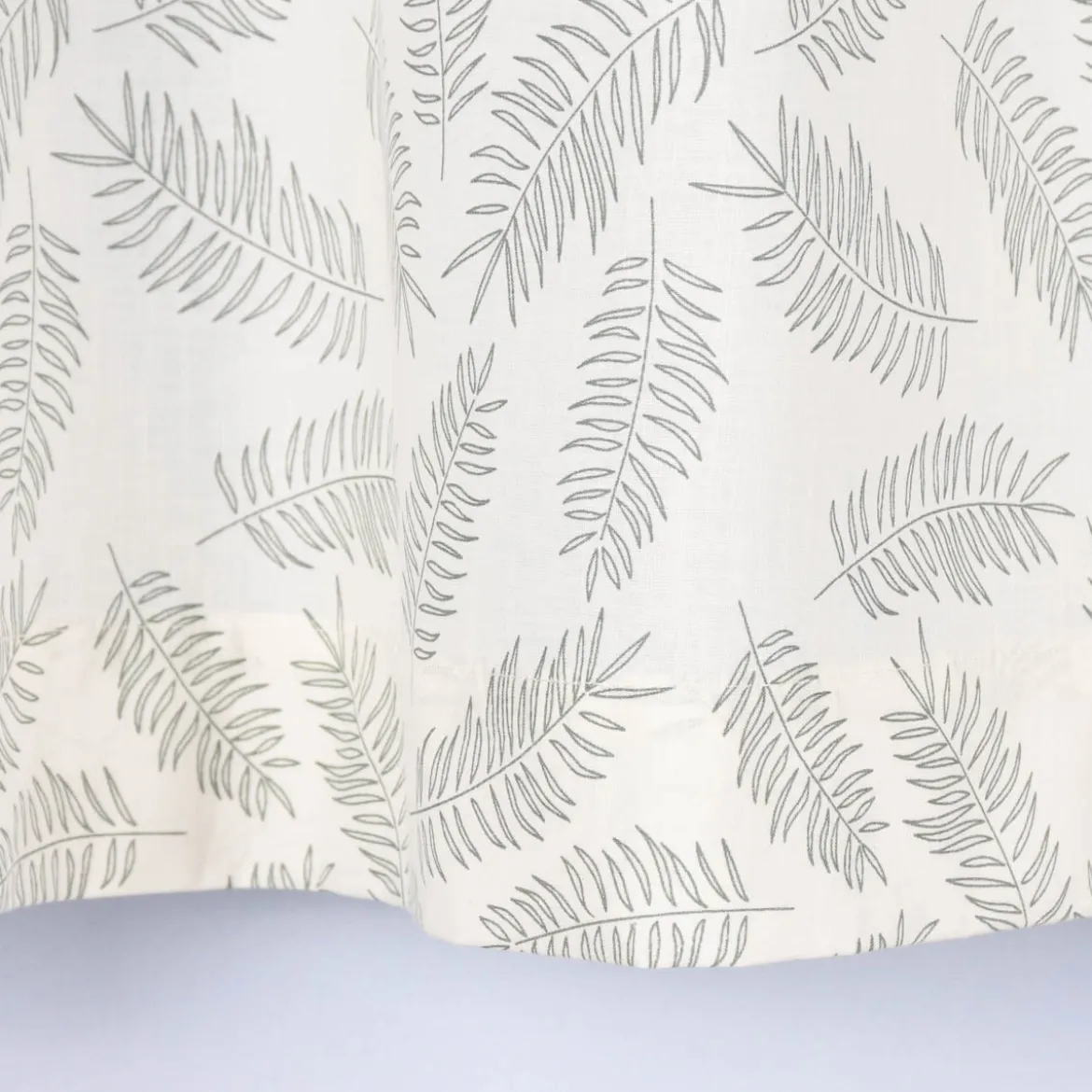 Bio Schlaufenbistro Scheibengardine aus Bio Baumwolle mit Blätterprint wollweiß grün 150x50cm
