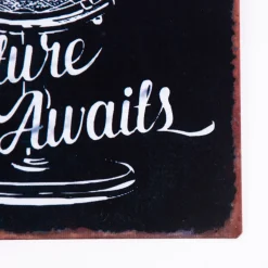Clayre & Eef Schild Adventure Awaits Metall schwarz weiß 19x24cm