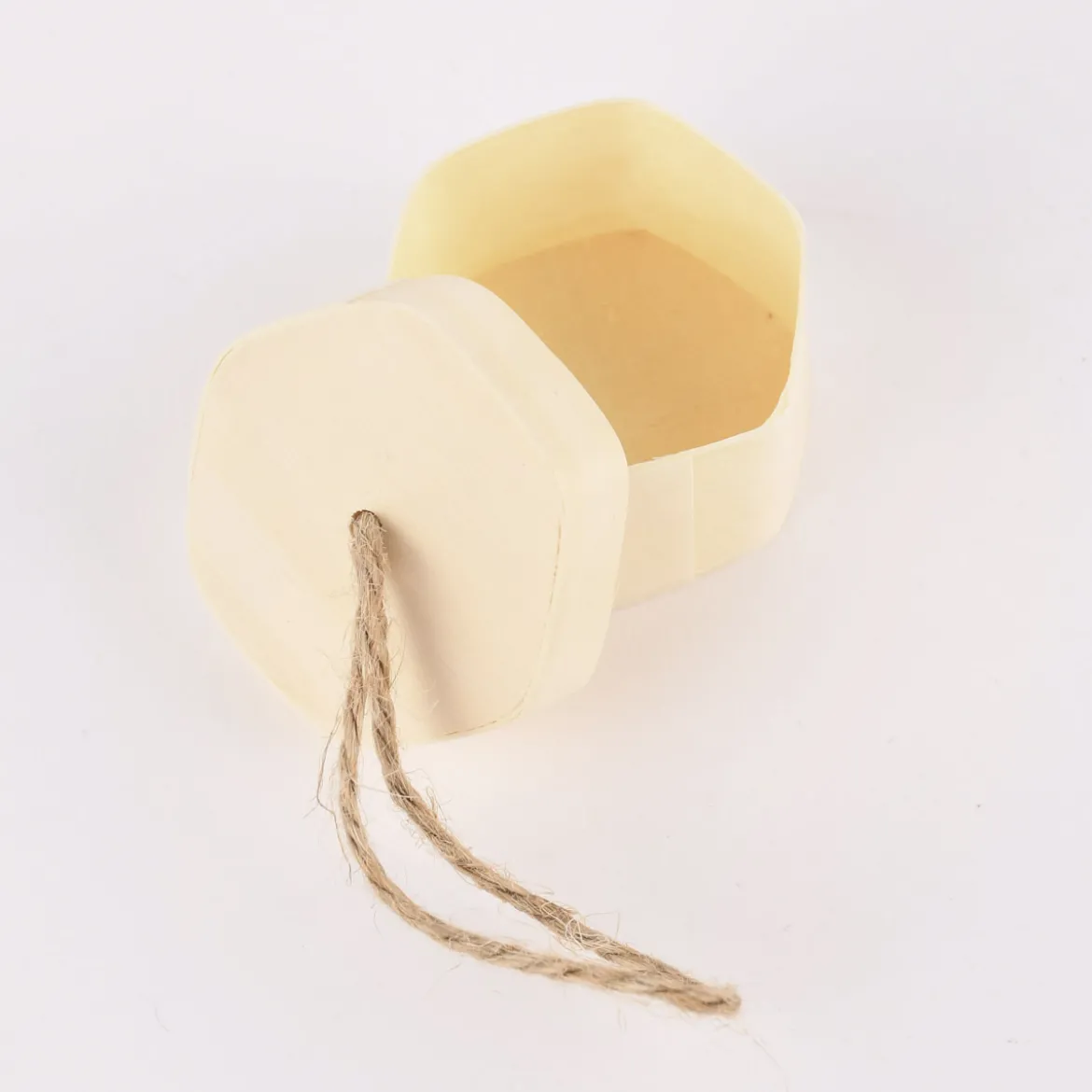 Creativ Company 3 Stück kleine Dosen aus Holzspan mit Aufhängekordel 4,5x3cm