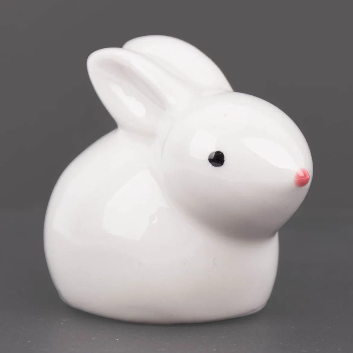 Dekofigur Hase hockend aus Porzellan weiß 6x4x5cm von Rico Design