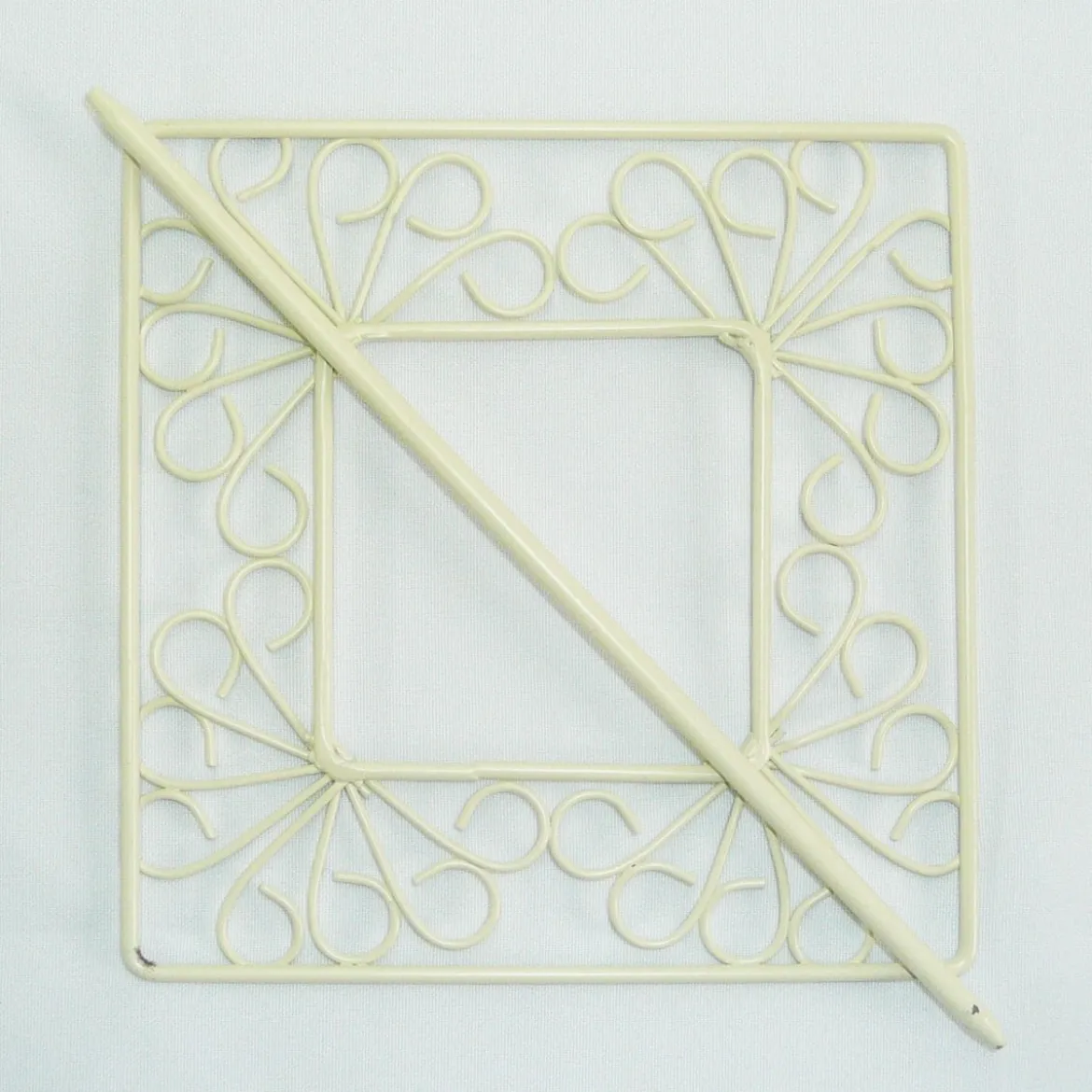 Deko Klammern Metall eckig Ornament creme mit Stab 15x15cm