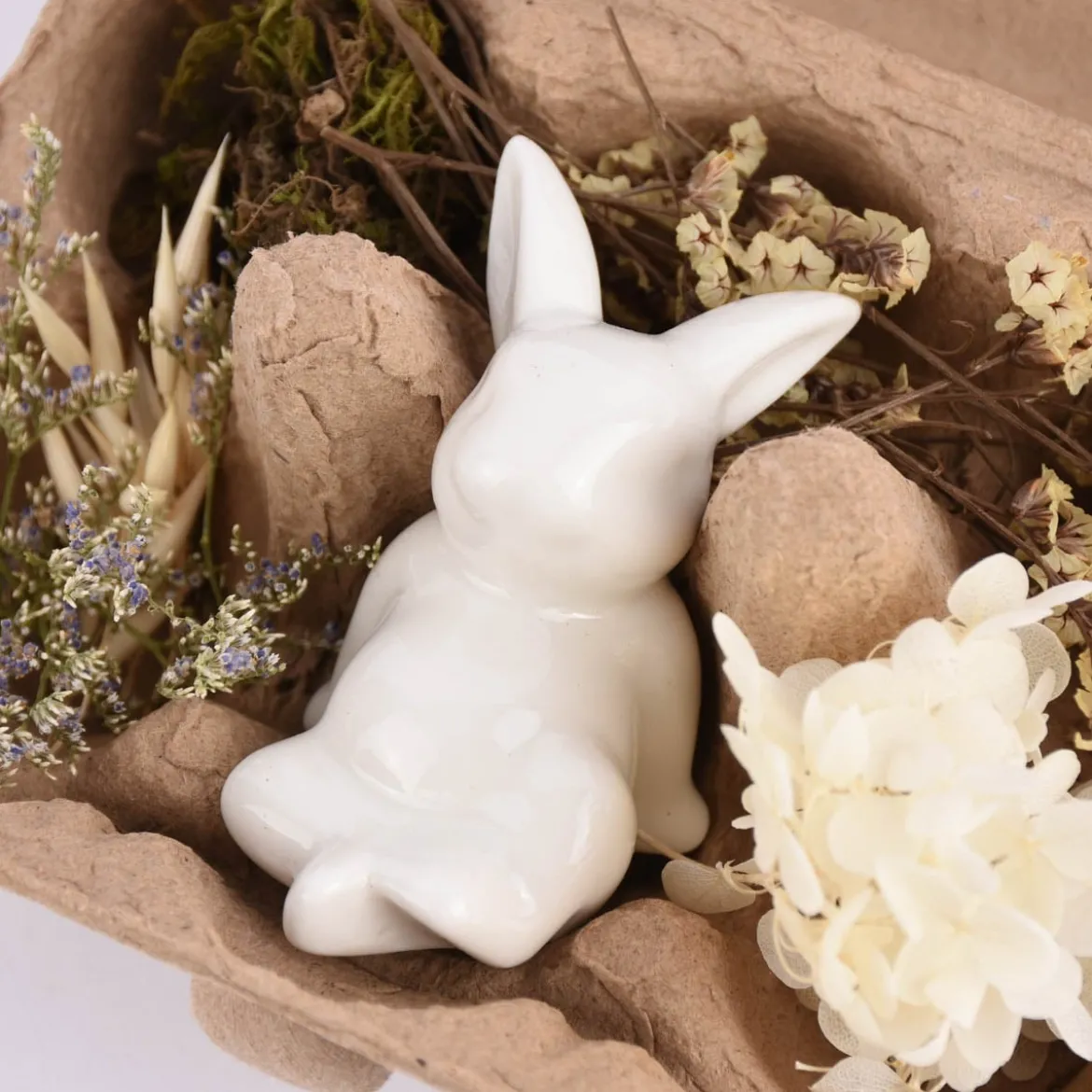 Deko-Set Ostern mit Hase und getrockneten Blumen und Gräsern Hase sitzend oder liegend in Eierschachtel 16x12x7cm