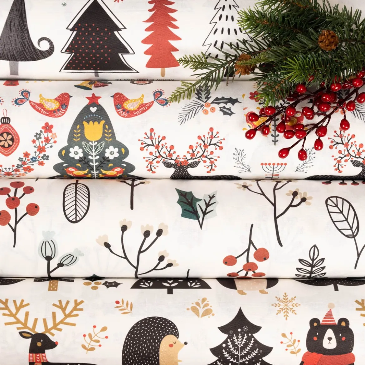 Dekostoff Baumwollstoff Halbpanama Weihnachtsstoff Merry Christmas Bär Igel Hirsch Baum ecru schwarz rot 1,40m Breite