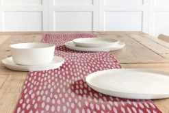 Dekostoff Bayside Honeydew rot mit Klecksen Tropfen 1,38m Breite