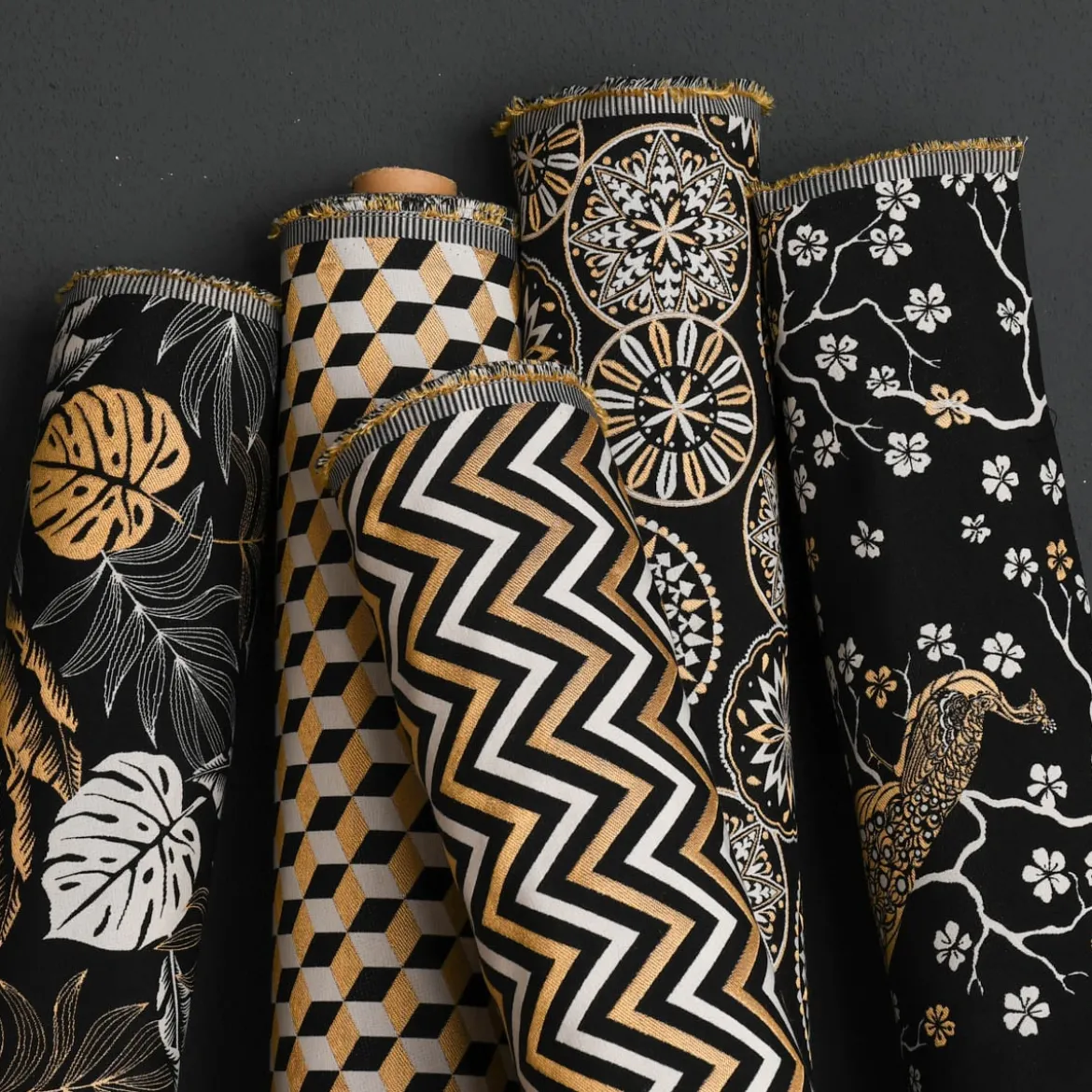 Dekostoff Jacquard Metallic Cube Geometric Luxury 3D Würfel schwarz gold ecru 1,4m Breite