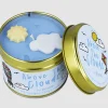 Duftkerze Above the Clouds Scent Stories Candle in der Metalldose von Bomb Cosmetic