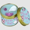 Duftkerze Bear Hug Scent Stories Candle in der Metalldose von Bomb Cosmetic