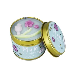 Duftkerze Mum in a Million Scent Stories Candle in der Metalldose von Bomb Cosmetic