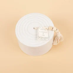 Duftkerze Sojakerze Cypress & Fir 285g Keramiktopf offwhite mit Holzperlenanhänger von Paddywax