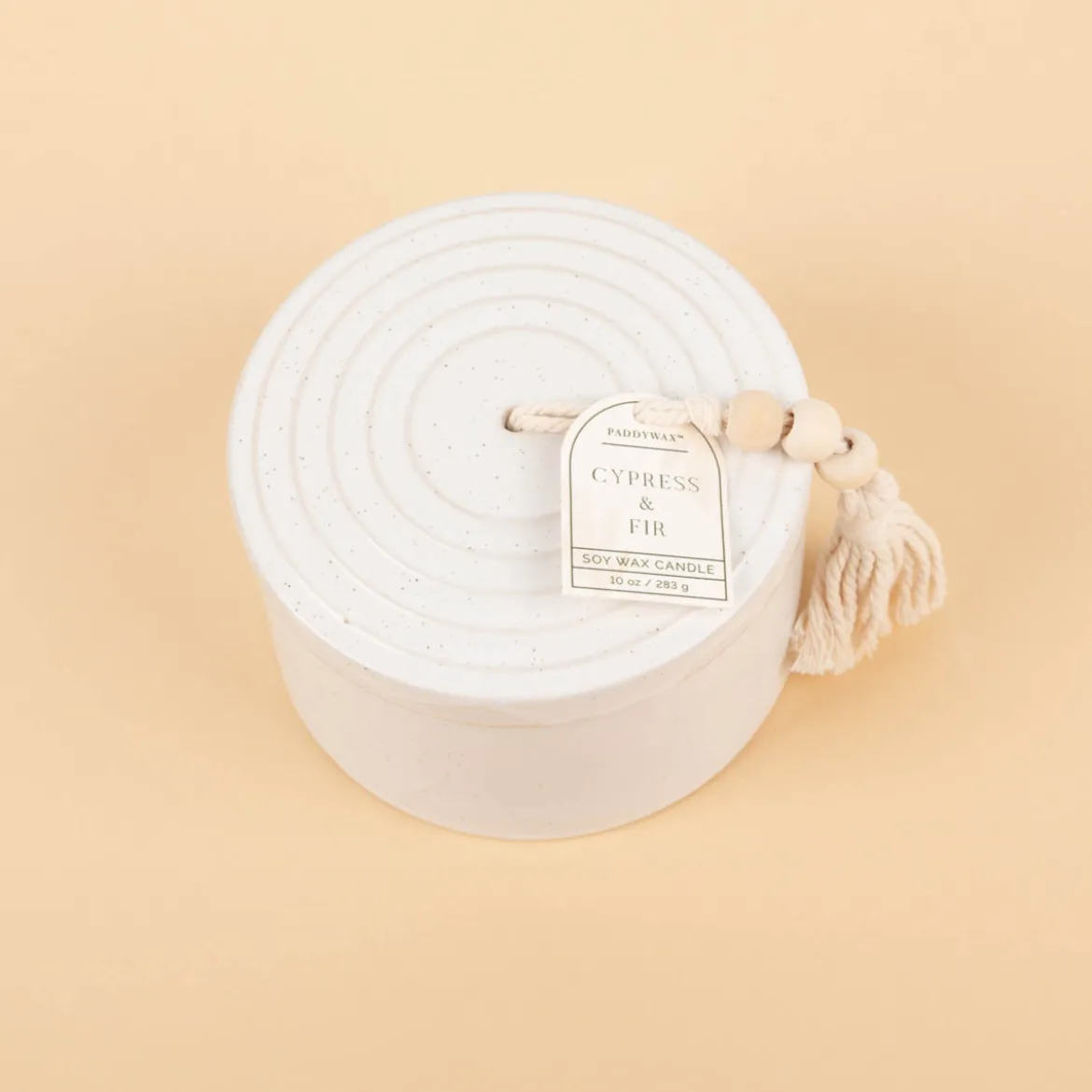 Duftkerze Sojakerze Cypress & Fir 285g Keramiktopf offwhite mit Holzperlenanhänger von Paddywax