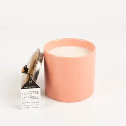 Duftkerze Sojakerze Hygge Blush Rosewood & Patchouli 425g mit 3 Dochten im Keramiktopf mit Metalldeckel von Paddywax