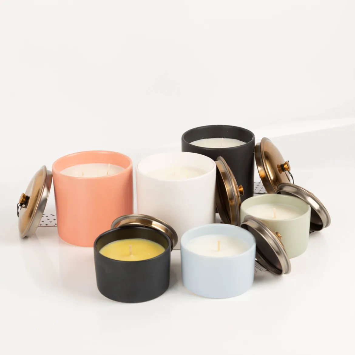 Duftkerze Sojakerze Hygge Black Bergamot & Mahogony 141g im Keramiktopf mit Metalldeckel von Paddywax