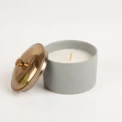 Duftkerze Sojakerze Hygge Grey Vetiver & Cardamom 141g im Keramiktopf mit Metalldeckel von Paddywax