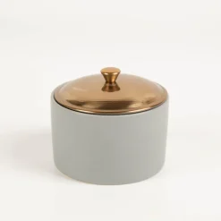 Duftkerze Sojakerze Hygge Grey Vetiver & Cardamom 141g im Keramiktopf mit Metalldeckel von Paddywax