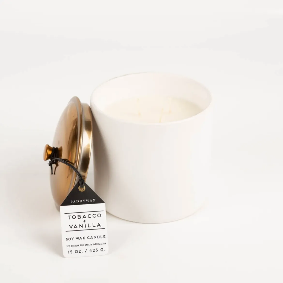 Duftkerze Sojakerze Hygge White Tobacco & Vanilla 425g mit 3 Dochten im Keramiktopf mit Metalldeckel von Paddywax