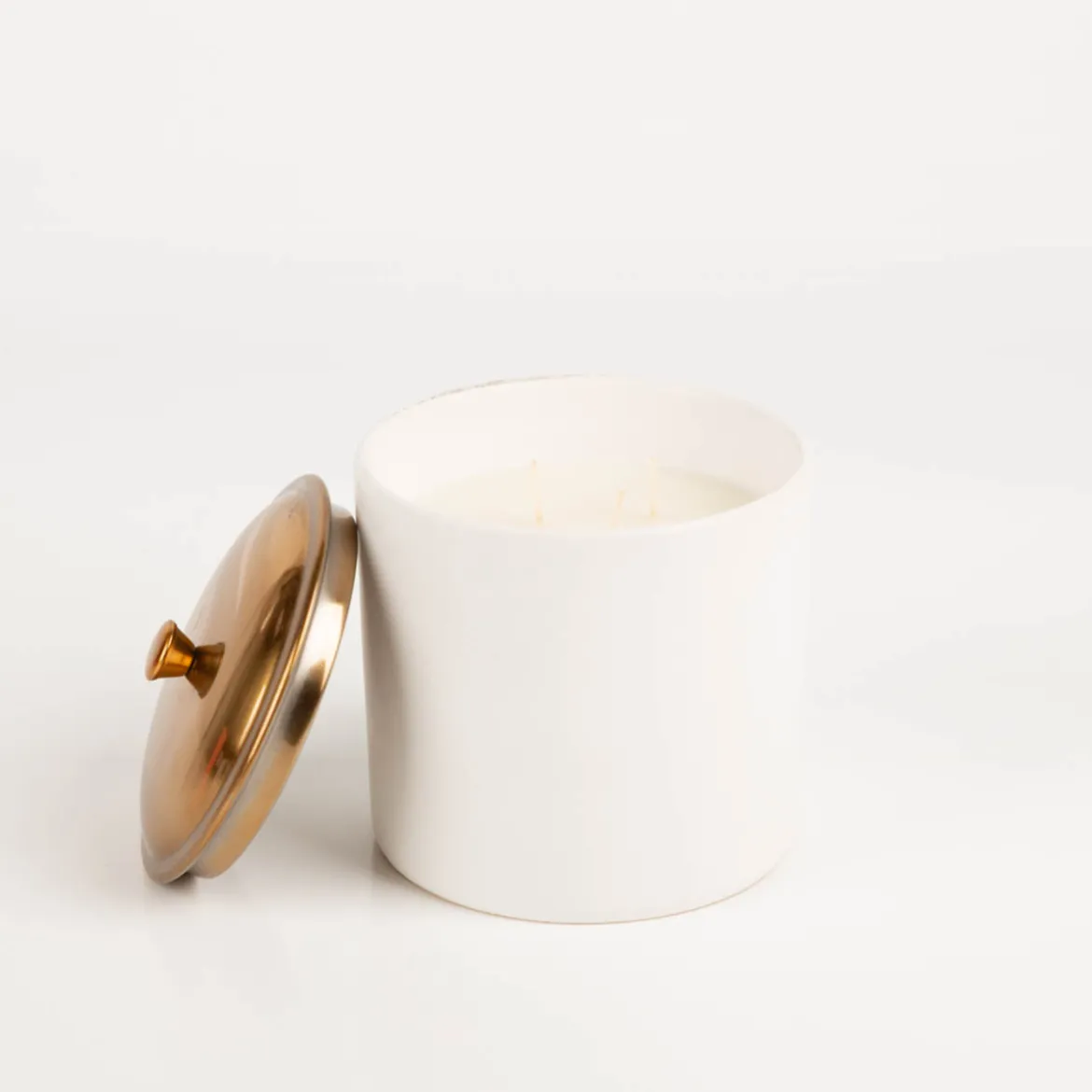 Duftkerze Sojakerze Hygge White Tobacco & Vanilla 425g mit 3 Dochten im Keramiktopf mit Metalldeckel von Paddywax