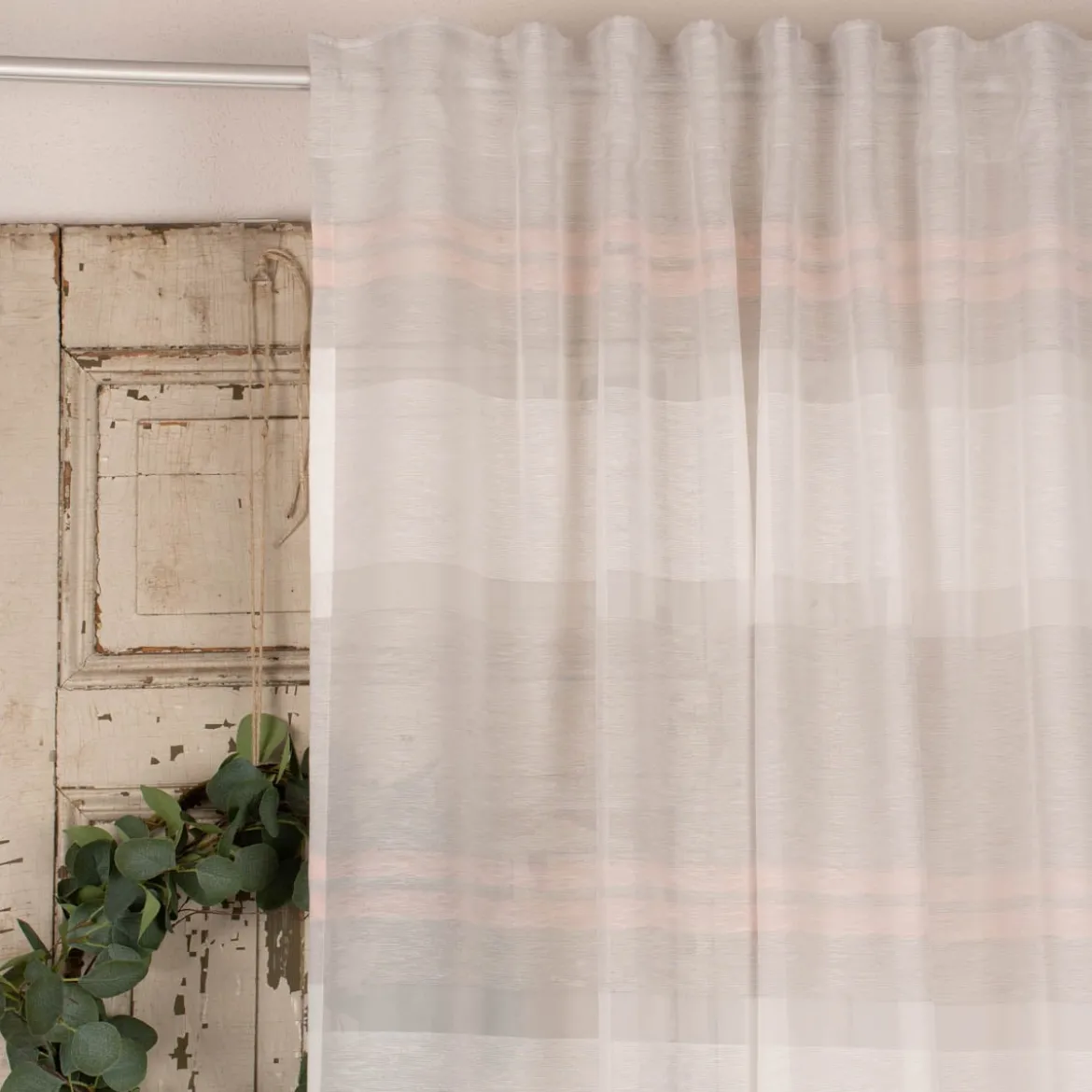 Fertiggardine Bea mit verdeckten Schlaufen Querstreifen weiß grau rosa 140x245cm