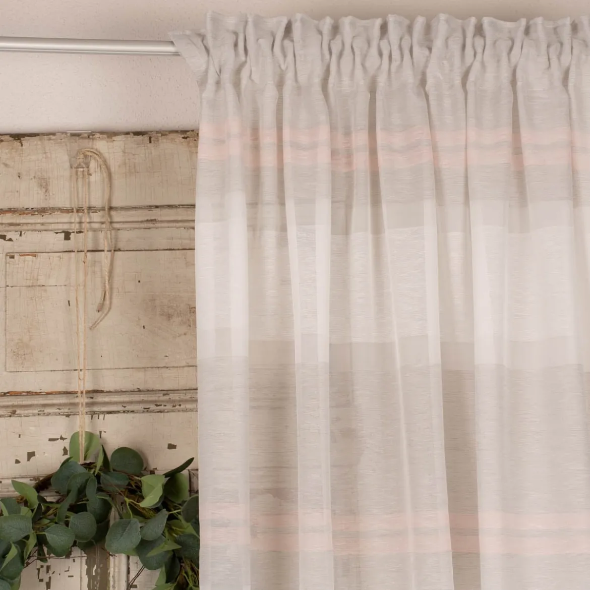 Fertiggardine Bea mit verdeckten Schlaufen Querstreifen weiß grau rosa 140x245cm