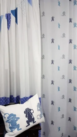 Fertiggardine Fertigschal Flags mit verdeckten Schlaufen Fähnchen und Schiffchen weiß blau 140x245cm