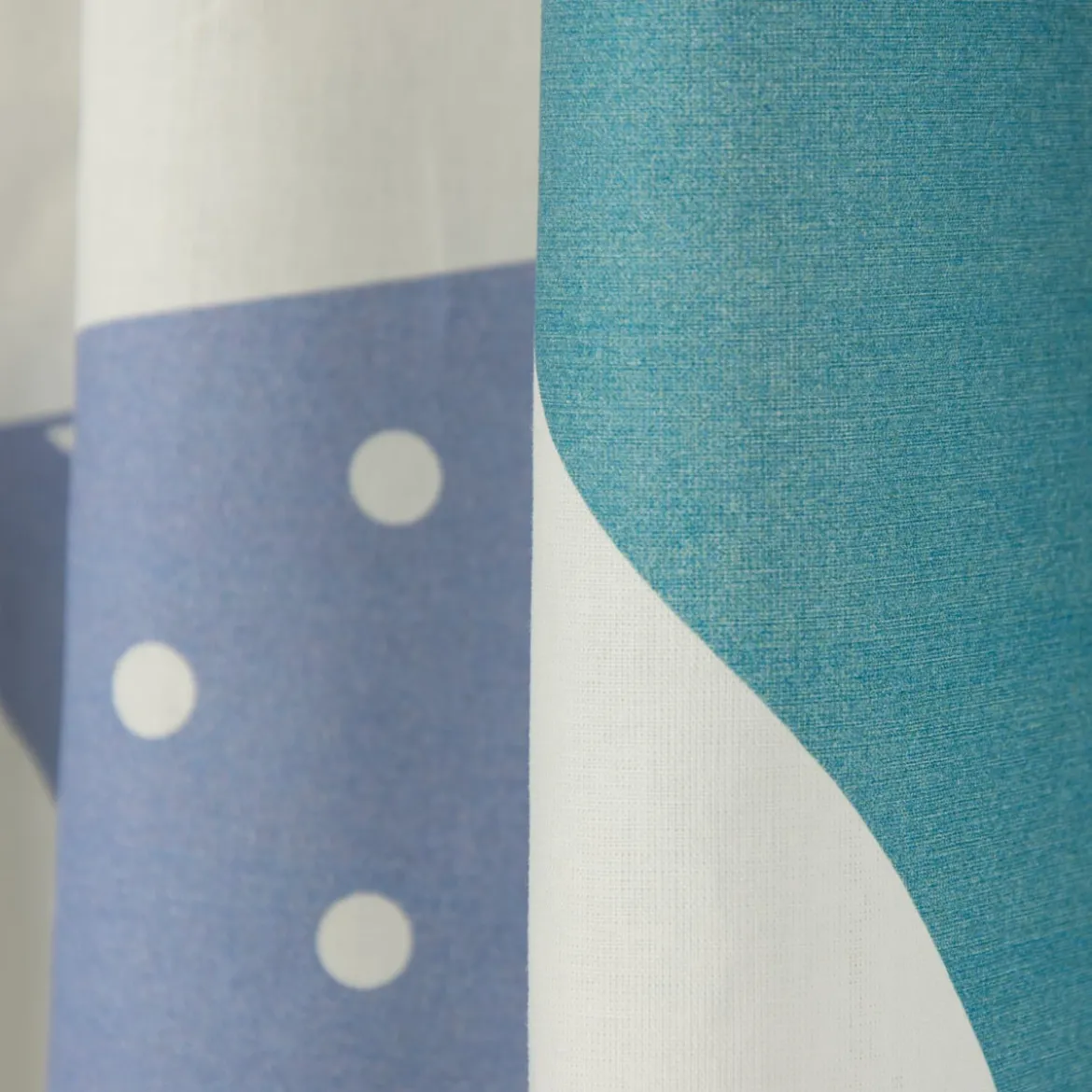 Fertiggardine Fertigschal Flags mit verdeckten Schlaufen Fähnchen und Schiffchen weiß blau 140x245cm