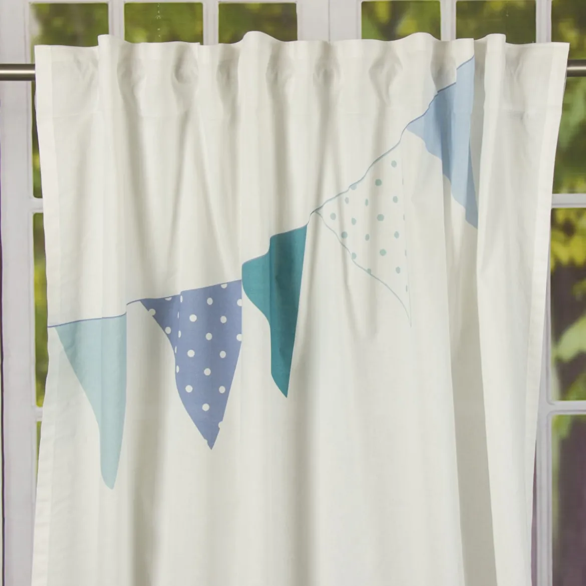 Fertiggardine Fertigschal Flags mit verdeckten Schlaufen Fähnchen und Schiffchen weiß blau 140x245cm
