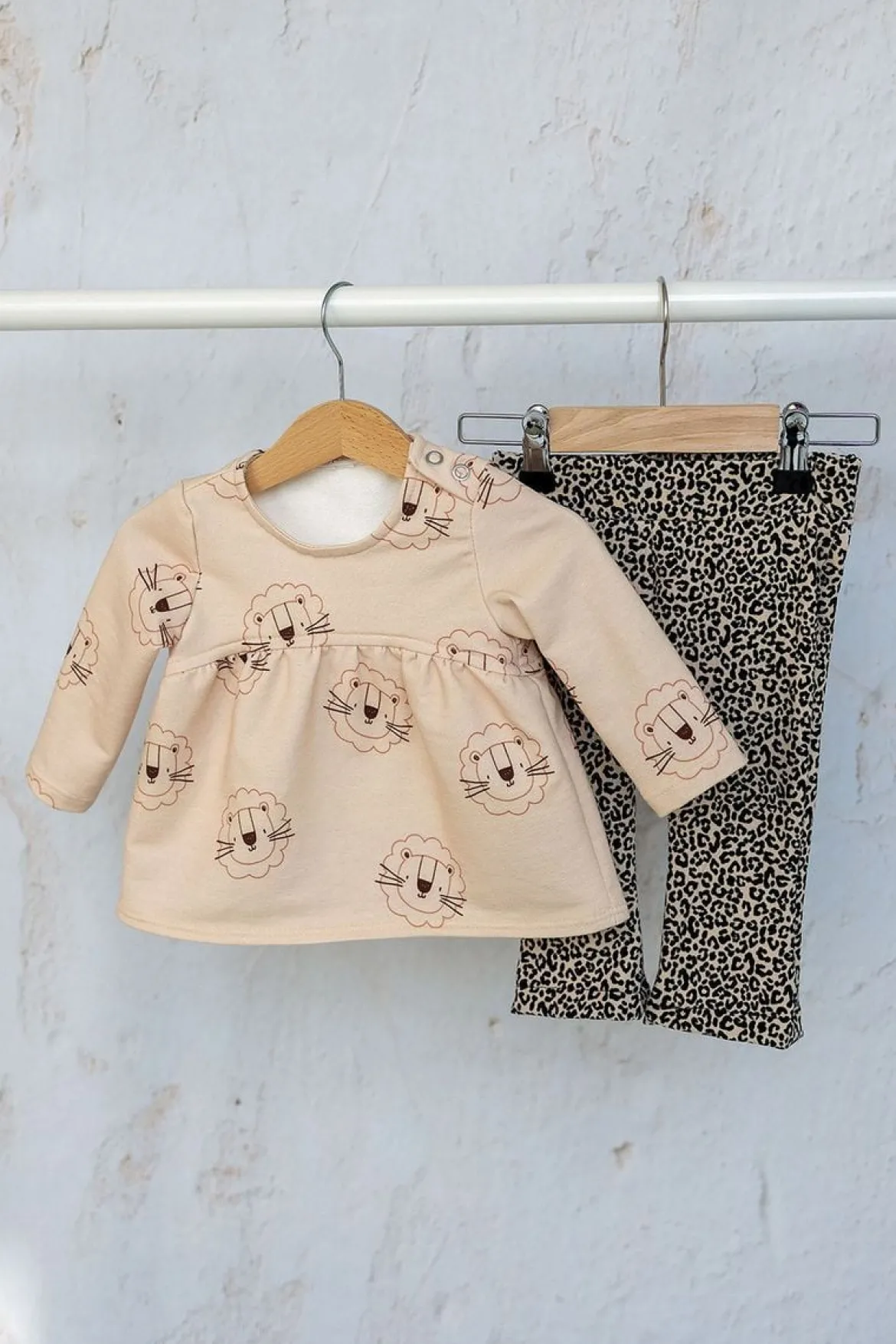 French Terry Löwe beige Sommersweat mit Schlingenstruktur 150cm