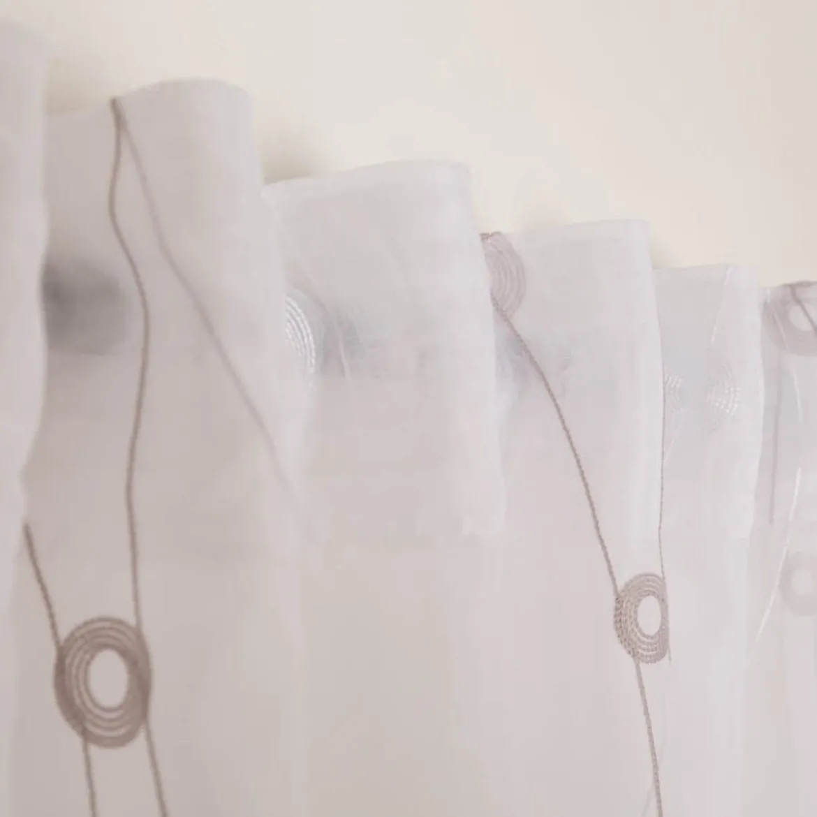 Gardine mit Smok-Schlaufenband Voile Stickerei Kreise Linien weiß grau 2,45m Höhe und div. Breiten von SCHÖNER LEBEN.