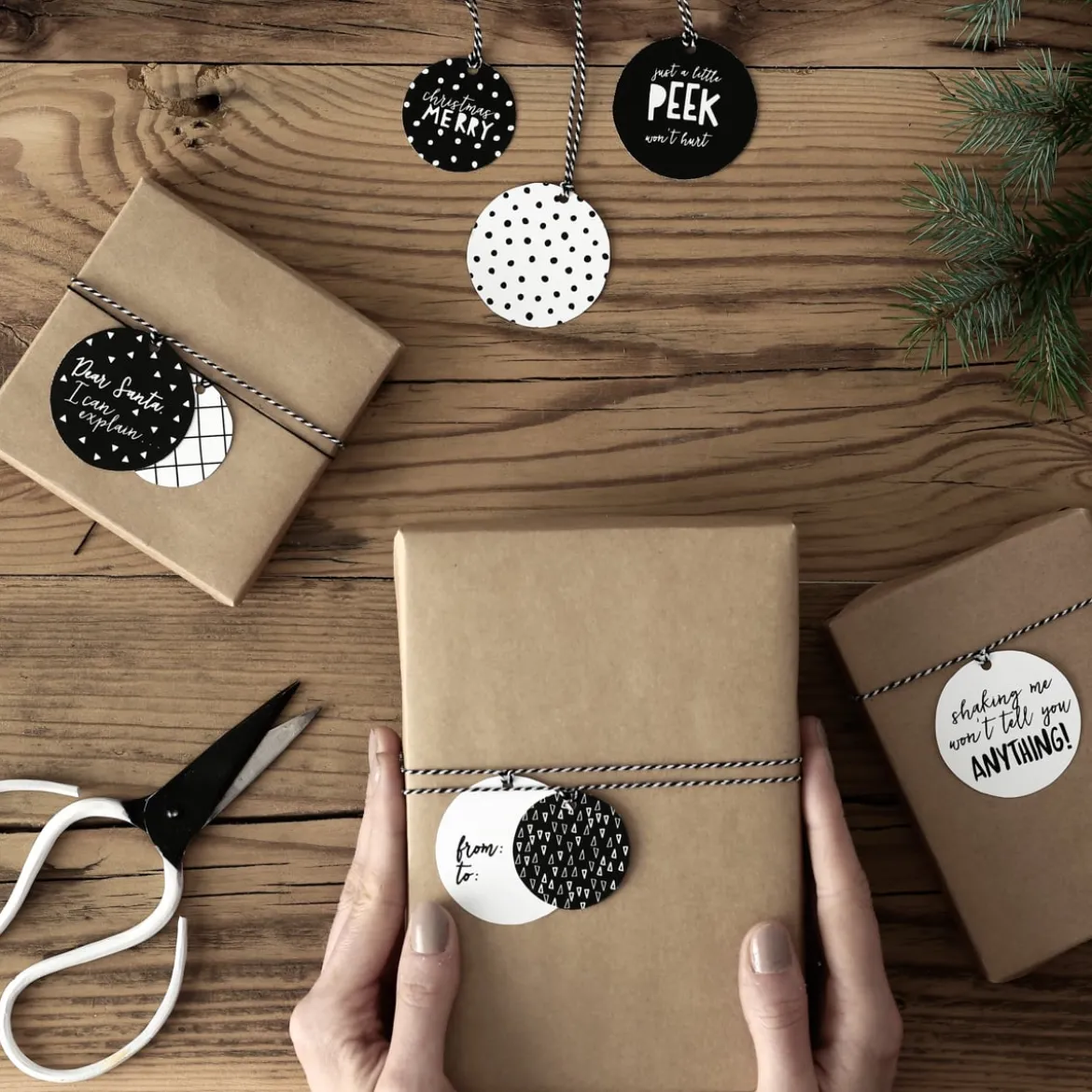 Geschenkanhänger-Set aus 12 runden Anhängern und 2 Schnüren