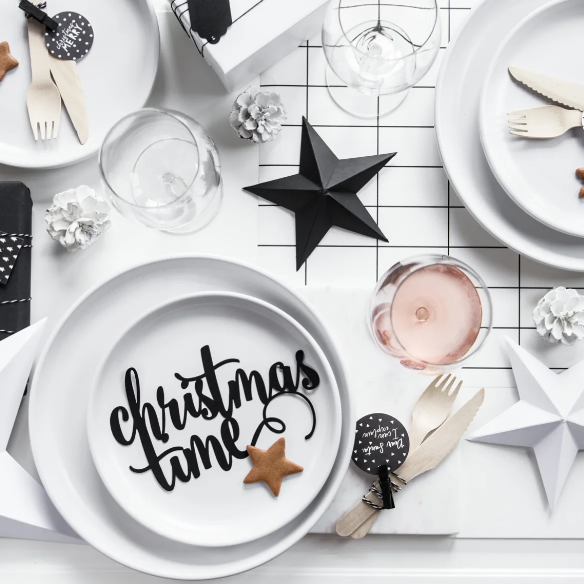 Geschenkanhänger-Set aus 12 runden Anhängern und 2 Schnüren