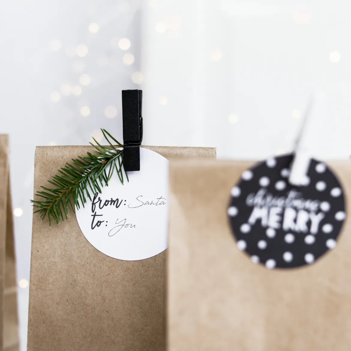 Geschenkanhänger-Set aus 12 runden Anhängern und 2 Schnüren