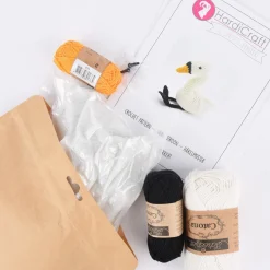 HardiCraft Häkelset für Kuscheltier Schwan Lilly weiß schwarz orange mehrteilig