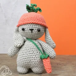 Häkelset für Kuscheltier Kaninchen Frank hellgrau orange grün mehrteilig von Hardicraft