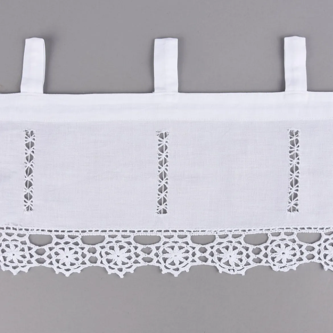 Häkelspitze Häkelgardine Panneaux Meterware mit Schlaufen und Häkelblume weiß 20cm Höhe