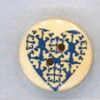 Holzknopf Maschinen waschbar rund 20mm Herz Ornament blau