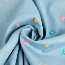 Jeansstoff Chambray garngefärbt bestickt Blüten hellblau bunt 1,30m Breite